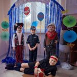 chłopcy przy ściance karnawałowej