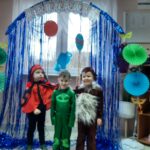 dzieci przebrane za Biedronkę, Małpke i Dinozaura