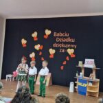 dzieci recytują wiersze