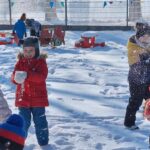 dzieci rzucają się śnieżkami