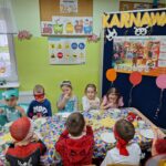 dzieci spożywają posiłek