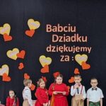 dzieci recytują wiersze