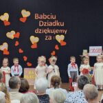 dzieci recytują wiersze