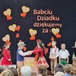 scenka w wykonaniu dzieci