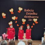 dziewczynki recytują wiersze