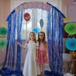 dziewczyny przy ściance karnawałowej