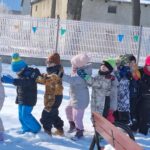 dzieci bawią się śniegiem