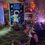 dzieci oglądają film edukacyjny