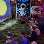 dzieci oglądają film edukacyjny