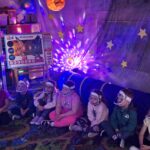 dzieci oglądają film edukacyjny