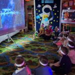 dzieci oglądają film edukacyjny