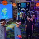 dzieci oglądają film edukacyjny