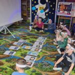 dzieci poznają zagadki o kosmosie