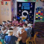 dzieci wykonują galaktykę