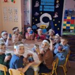 dzieci wykonują galaktykę