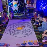 dzieci układają planety