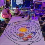 dzieci układają planety