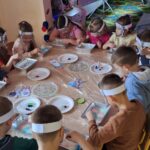 dzieci malują galaktykę