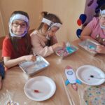 dzieci malują galaktykę