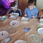 dzieci malują galaktykę