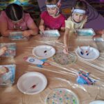 dzieci malują galaktykę