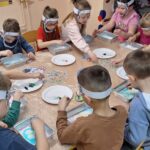 dzieci malują galaktykę