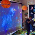 dzieci patrzą przez teleskop