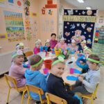 dzieci z oddziału stokrotki sadzą kwiatki