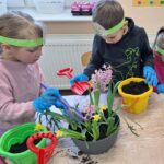 dzieci z oddziału stokrotki sadzą kwiatki