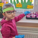 dzieci z oddziału stokrotki sadzą kwiatki