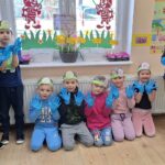 dzieci z oddziału stokrotki sadzą kwiatki