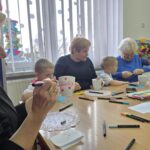 Babcia-ozdabia-kubek-dla-wnuczki