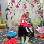 Babcia-z-wnuczkiem-na-fotelu