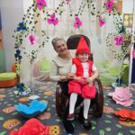 Babcia-z-wnuczkiem-na-fotelu-bujanym