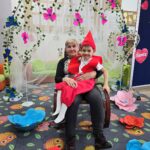 Babcia-ze-starszakiem-za-fotelu-bujanym