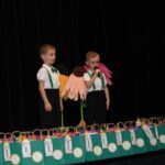 Bracia mówią wiersz dla dziadków