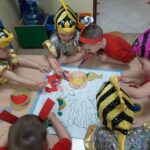 Bratki maluja farbami