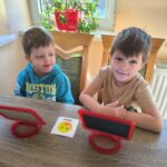 Chłopcy naśladują emocje