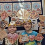 Chłopcy w fotobudce