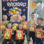 Chlopcy-z-Oddzialu-Krasnoludki-prezentuja-swoja-prace-plastyczna