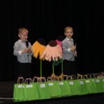 Chłopcy z grupy Pszczółek mówią wierszyk