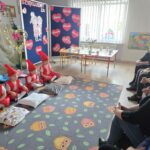 Chlopcy-z-oddzialu-Krasnoludki-przygotowuja-sie-do-wystepu