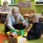 Chłopiec bawi sie klockami lego