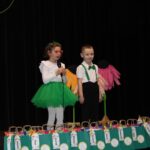 Chłopiec i dziewczynka mówi wiersz