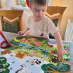 Chłopiec pokazuje i naśladuje odgłosy zwierząt