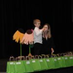 Chłopiec przedstawia swój wierszyk