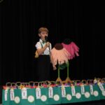 Chłopiec recytuje wiersz