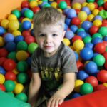 Chłopiec w basenie z kulkami