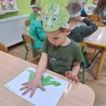 Chłopiec wykonuje pracę plastyczną