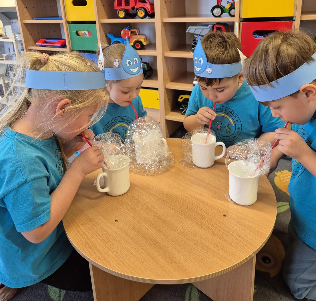 Dzieci dmuchają bańki